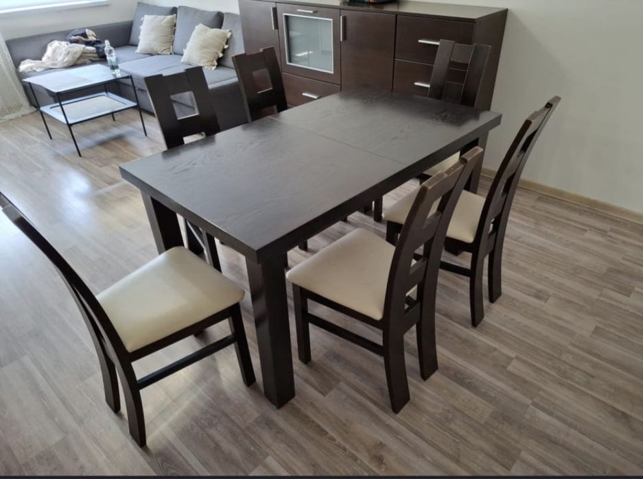 Stól oraz zestaw krzeseł