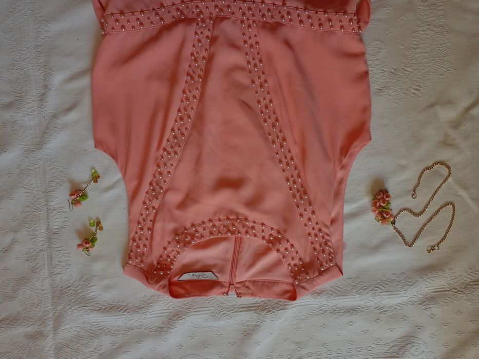 Персиковое нарядное платье размер S + украшение