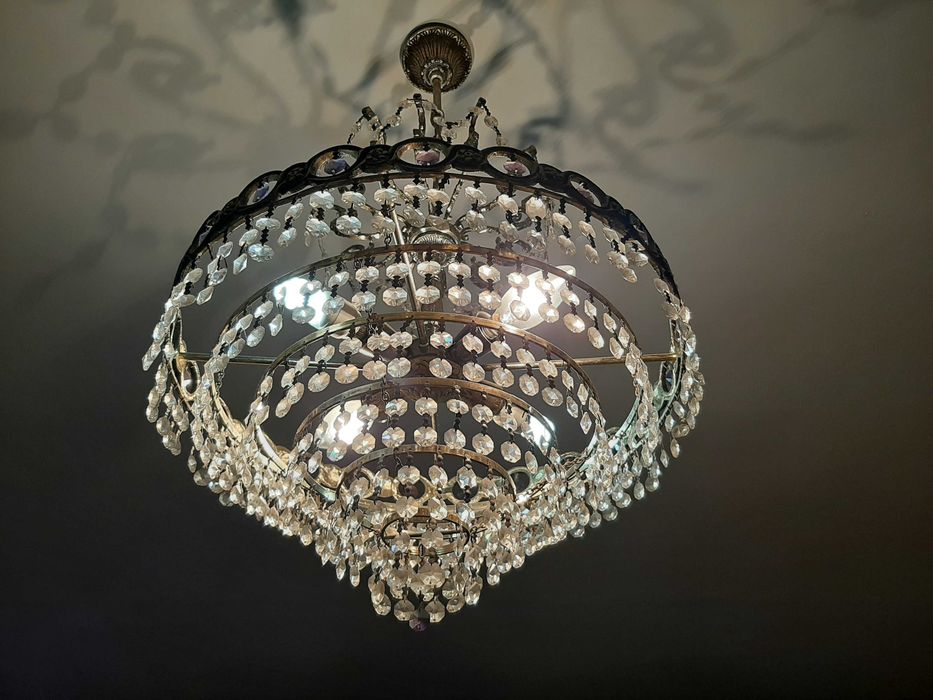 Candeeiro de teto em latão dourado e cristal.