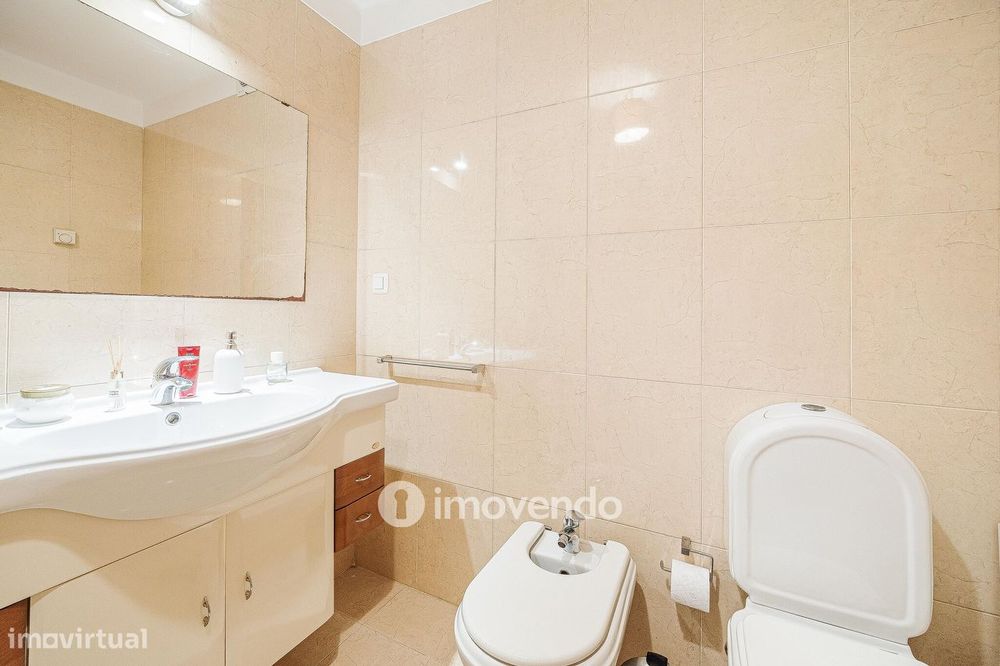 Apartamento T3 com estacionamento, no Condomínio Jardim da Lomba