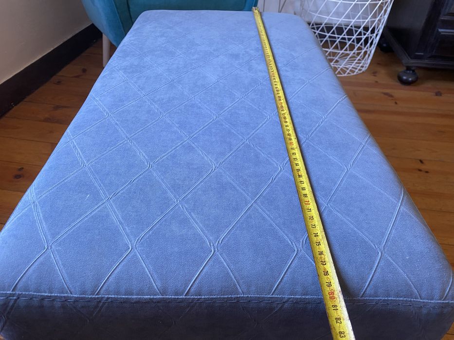 Banco estofado azul para pé da cama – 80 × 40 × 44 cm