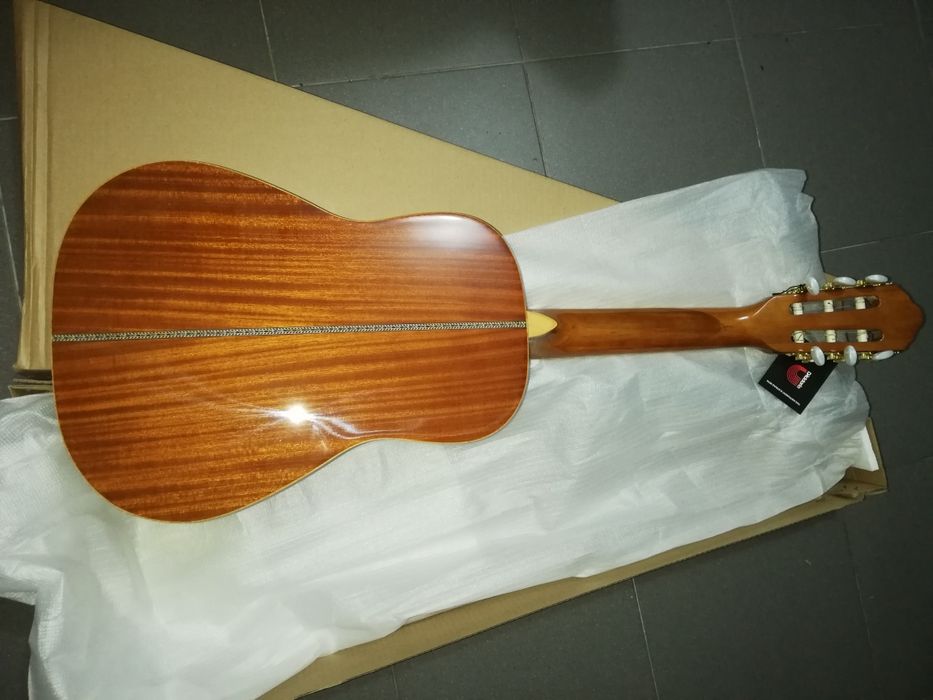 Guitarra clássica 1/2 castanha e kit para crianças
