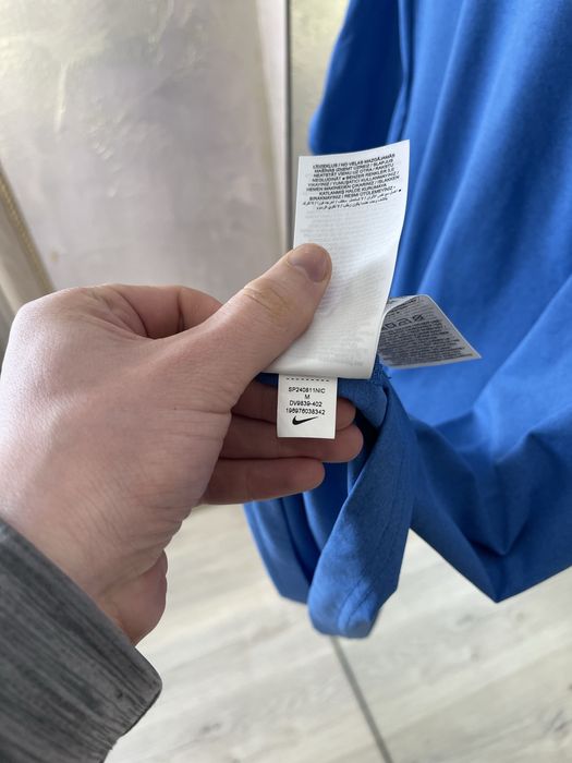 Блакитна футболка Nike Swoosh — мінімалізм та преміальна якість