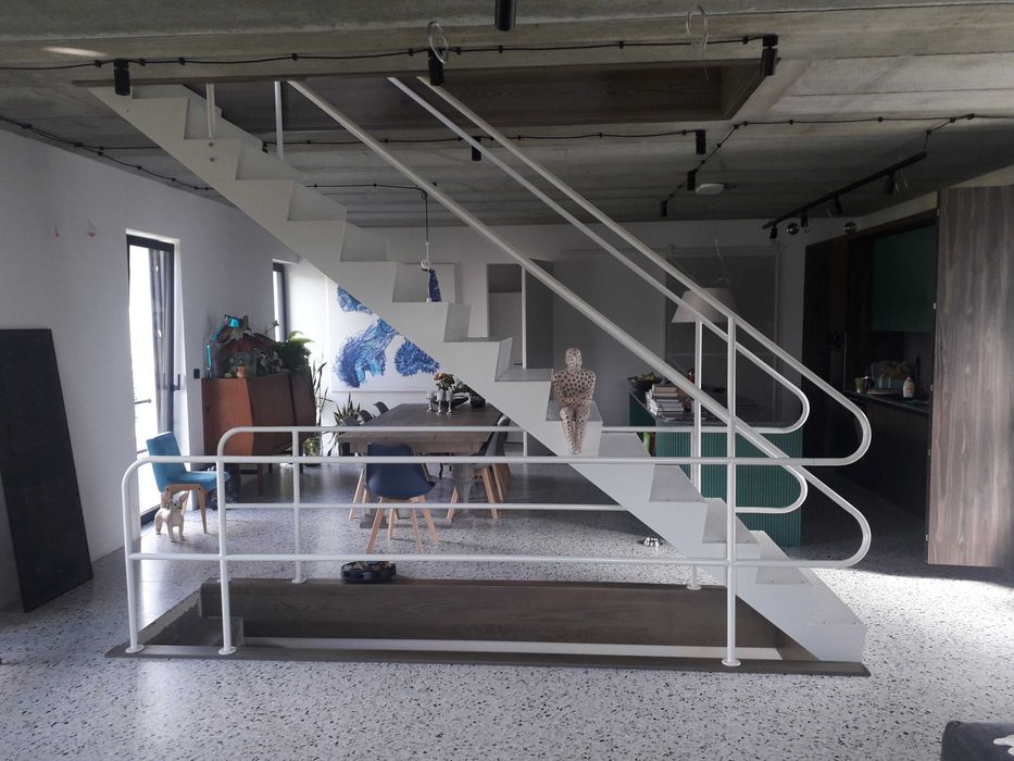 schody wewnętrzne na konstrukcji metalowej