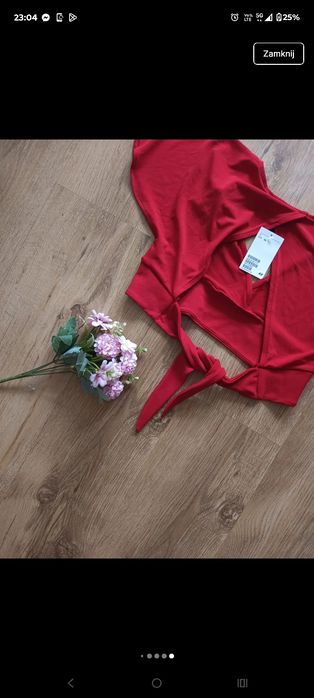 Czerwony crop top z wiązaniem ma plecach