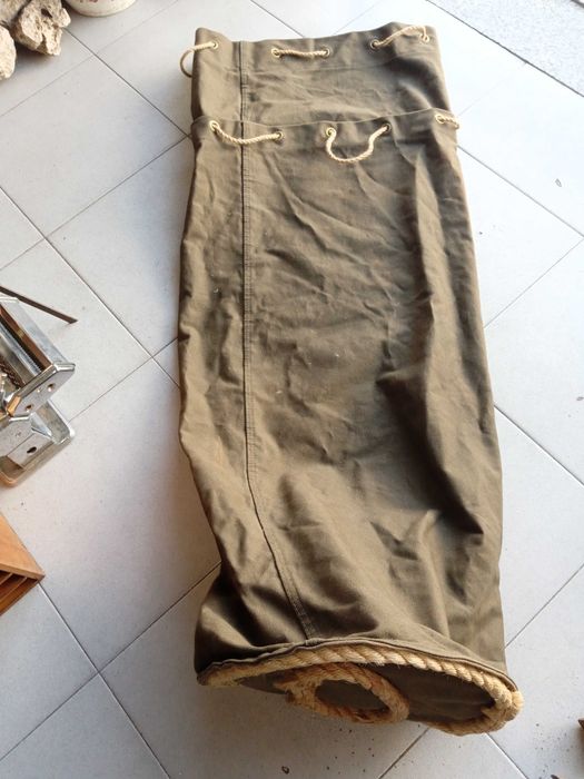 Dois sacos dos correios e um saco militar