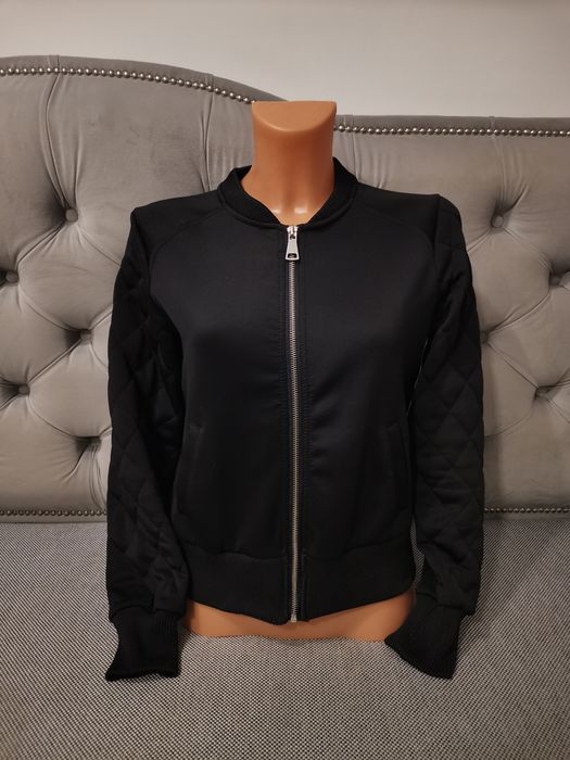 Czarna bomberka Bershka BSK Girl – rozmiar S – pikowane rękawy