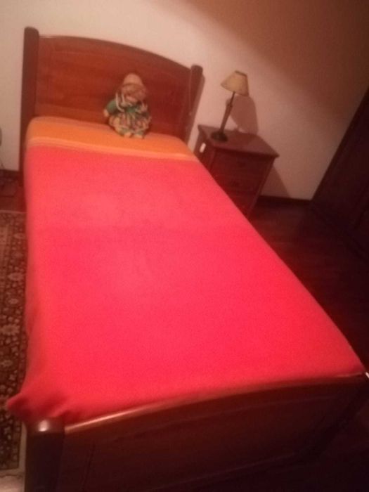 Quarto de solteiro em madeira pinho mel