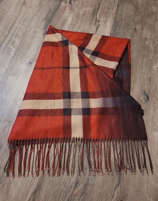 Błyszczący szal z metką