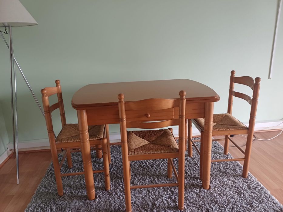 Mesa extensivel com cadeiras