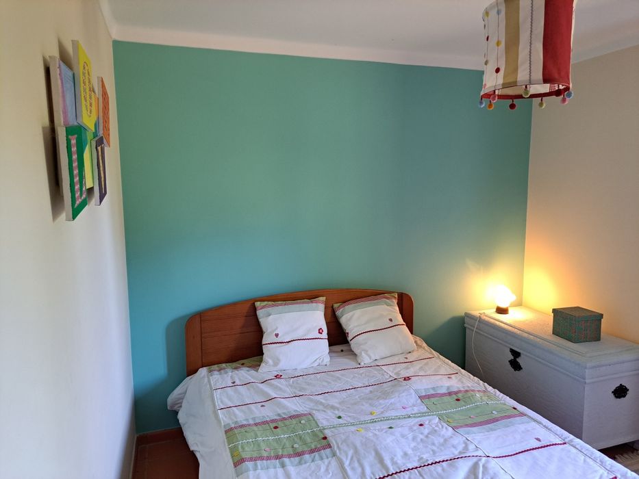 Cortinado, edredon almofadas e candeeiro para quarto