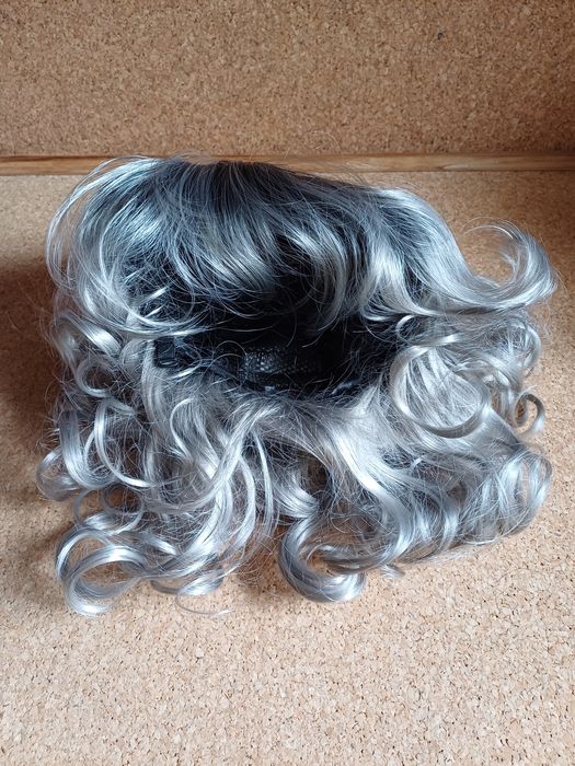 Peruca curta com franja.
Nova.
Sintético natural.