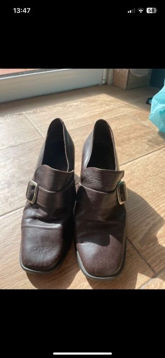 Sapatos em pele, castanhos