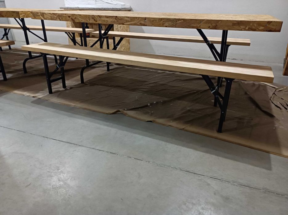 Mesa e bancos com pernas flexiveis