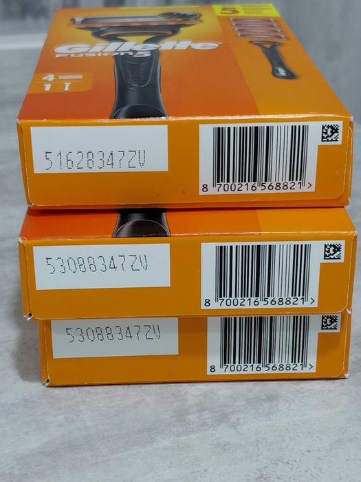 набір для гоління Gillette Fusion 5, що включає бритву та 4  касети