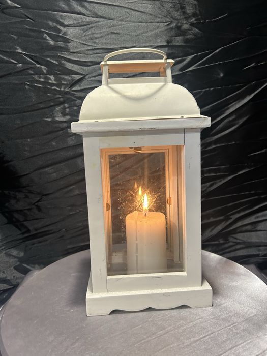 Biały lampion wiszący z drewna i szkła – wysokość 33,5 cm