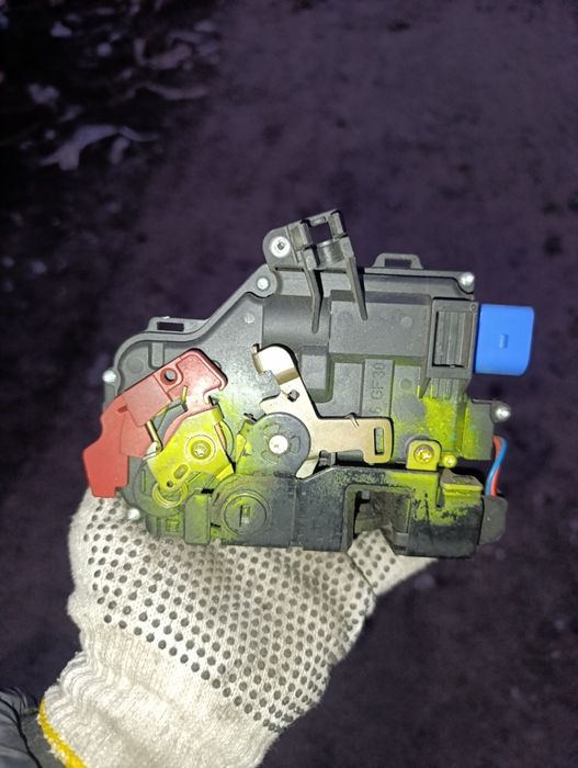 Замок двери задней левой VW Touareg Golf 5-6 Touran Jetta Octavia A5