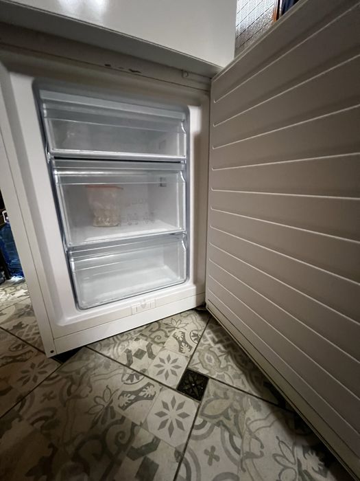 Холодильник BOSCH з нижньою морозильною камерою