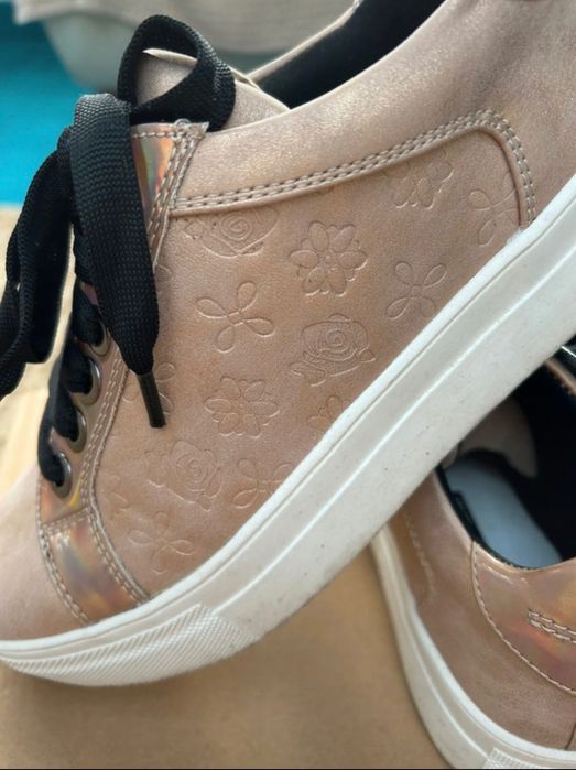 Sapatilhas douradas Bata