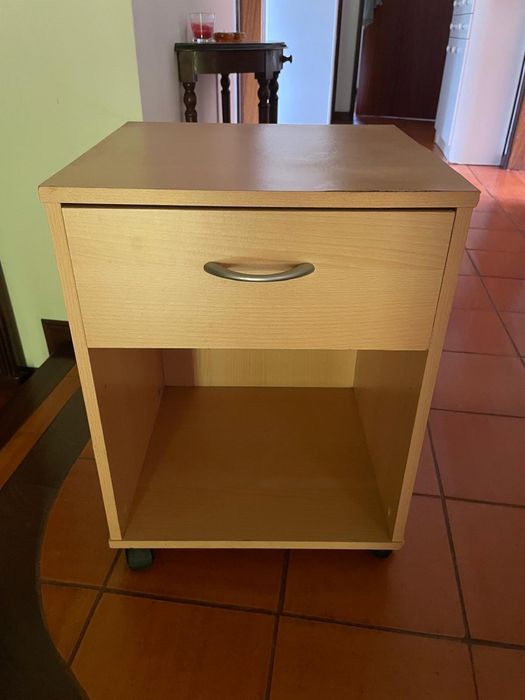 Mesa de cabeceira com rodas