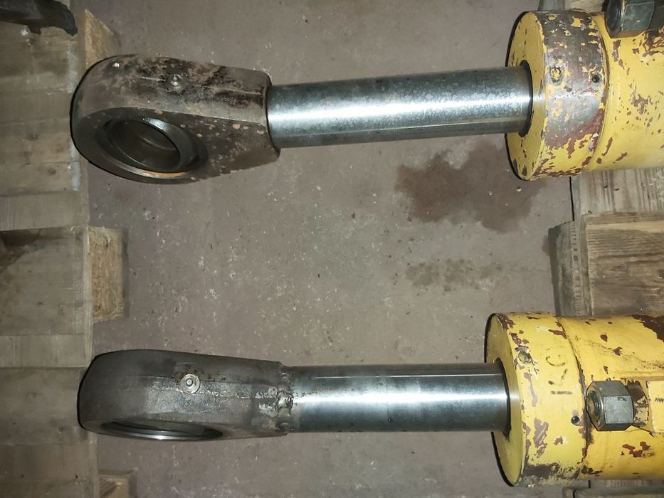 Tłok, siłownik koparka Waryński K611