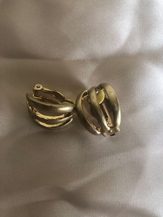 Brincos vintage dourados, ligeiramente trabalhados
