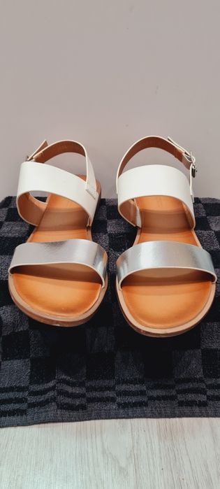 Sandały na płaskim