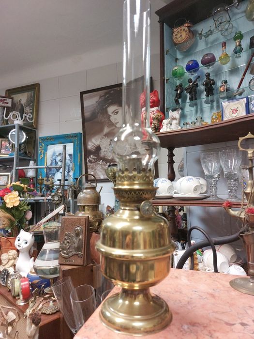 Candeeiro a querosone antigo em latão 

Estado impecável.

Altura - 40