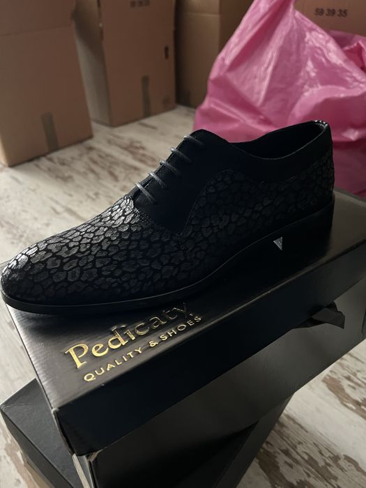 Sapato preto em pele pedicaty