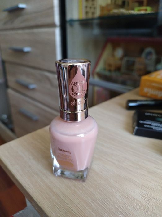 lakier do paznokci Sally Hansen Color Therapy w kolorze "Sheer" (np. odcień 230) o pojemności 14,7 ml.