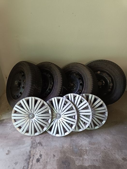 Koła stalowe  oryginalnymi kołpakami