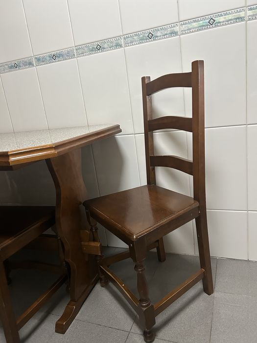 Mesa com 4 cadeiras de cozinha