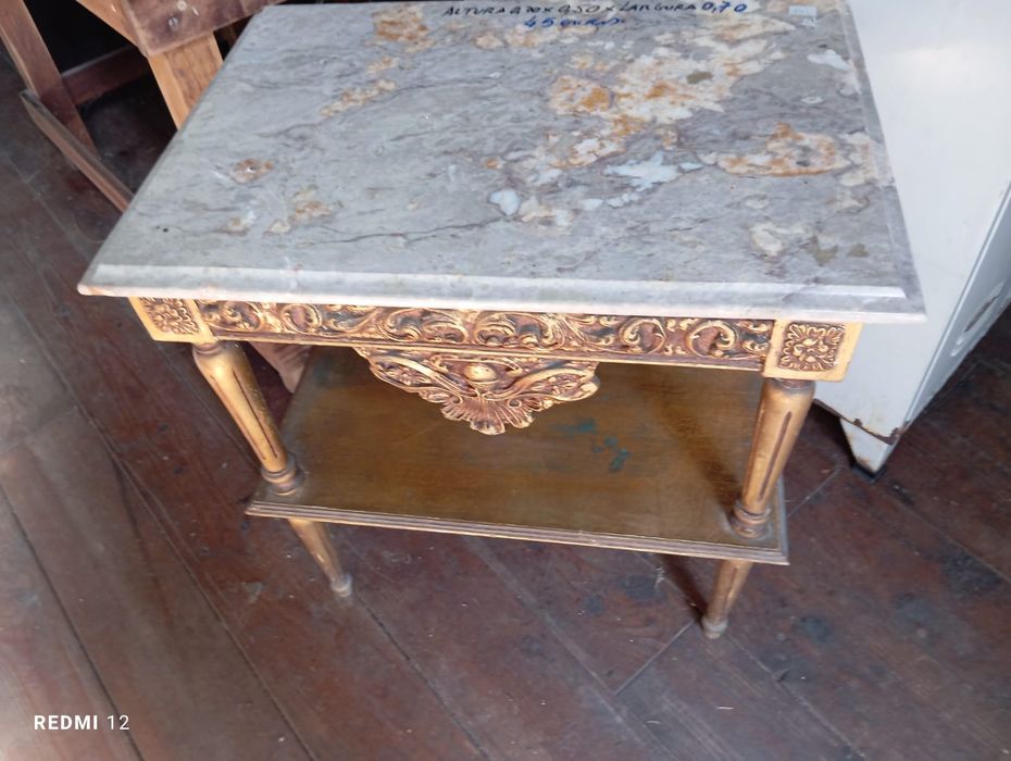 Mesa de apoio tampo de mármore com talha dourada medidas na foto