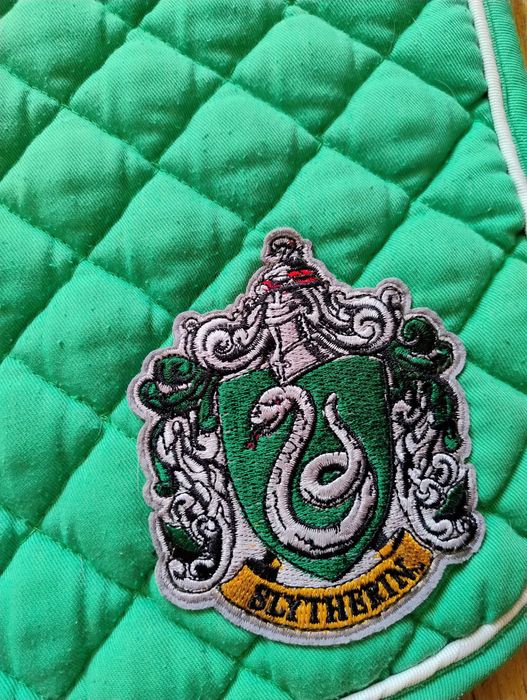 Zielony czaprak z naszywką Slytherin