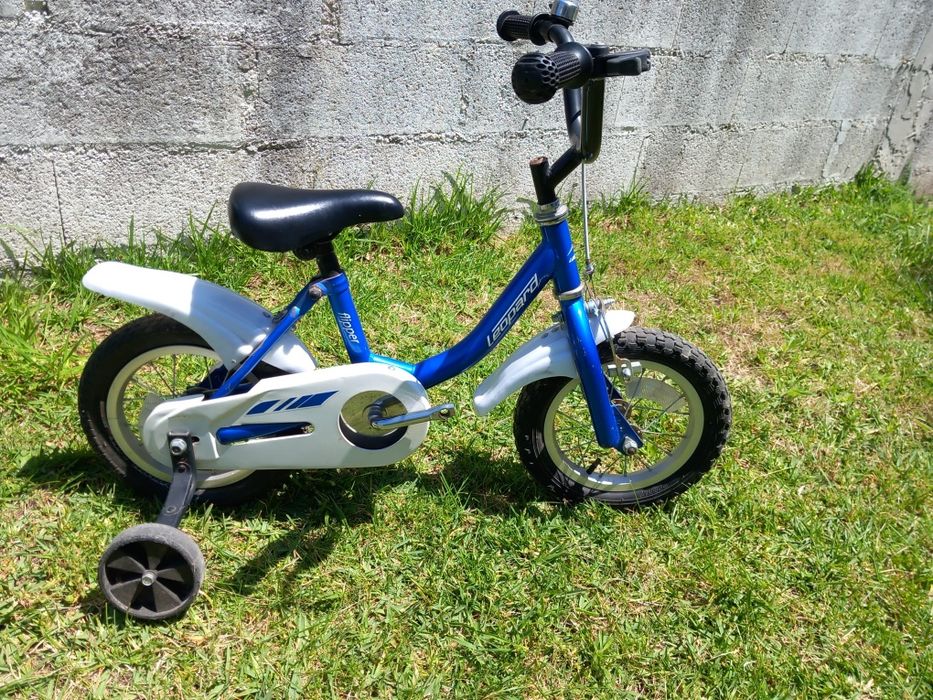 Bicicletas e corta relva