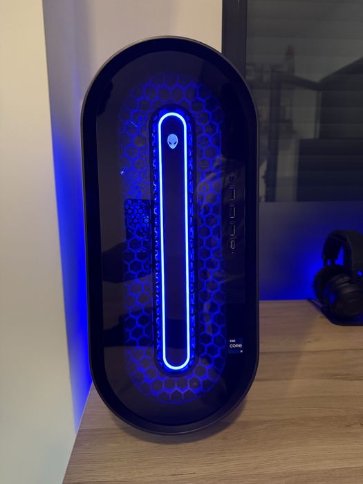 PC Alienware R13 com monitor e periféricos