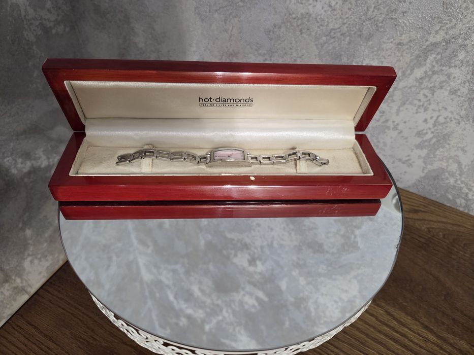 Жіночий кварцовий годинник Hot Diamonds T036 в оригінальній коробці