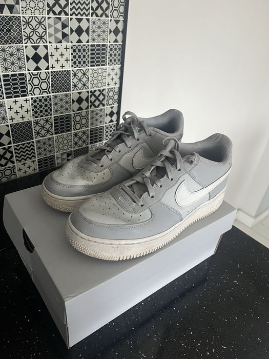 Sprzedam buty biało szare air force .