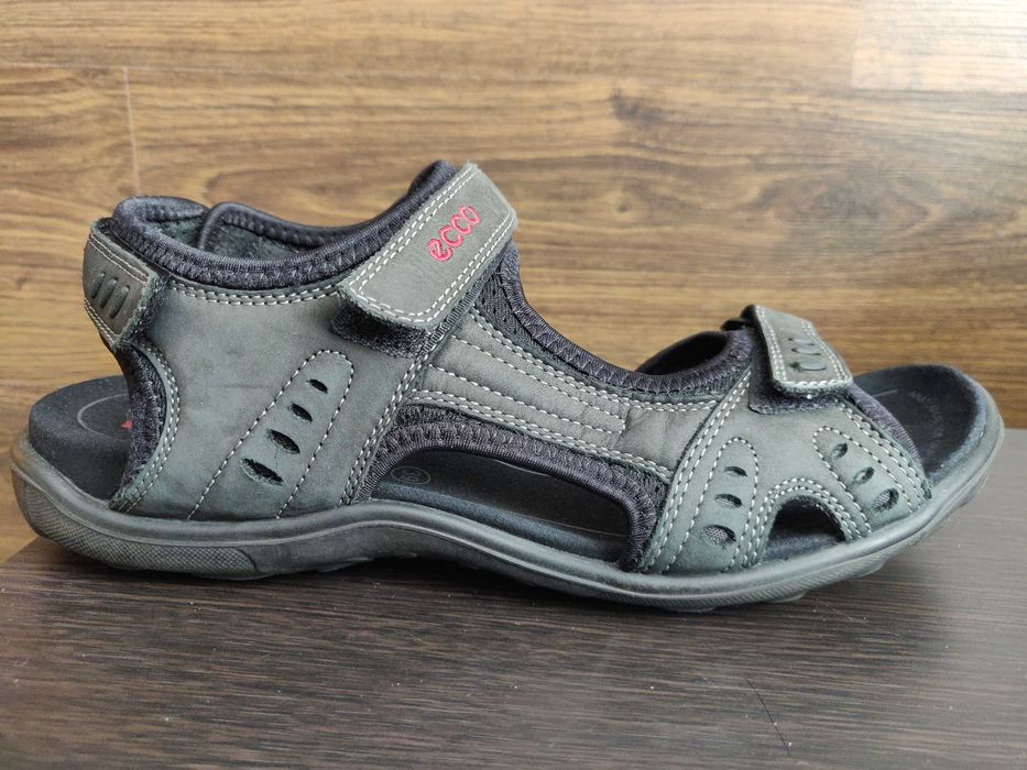 Женские сандалии ECCO р. 39 стелька 25,5 см. цвет черного асфальта.