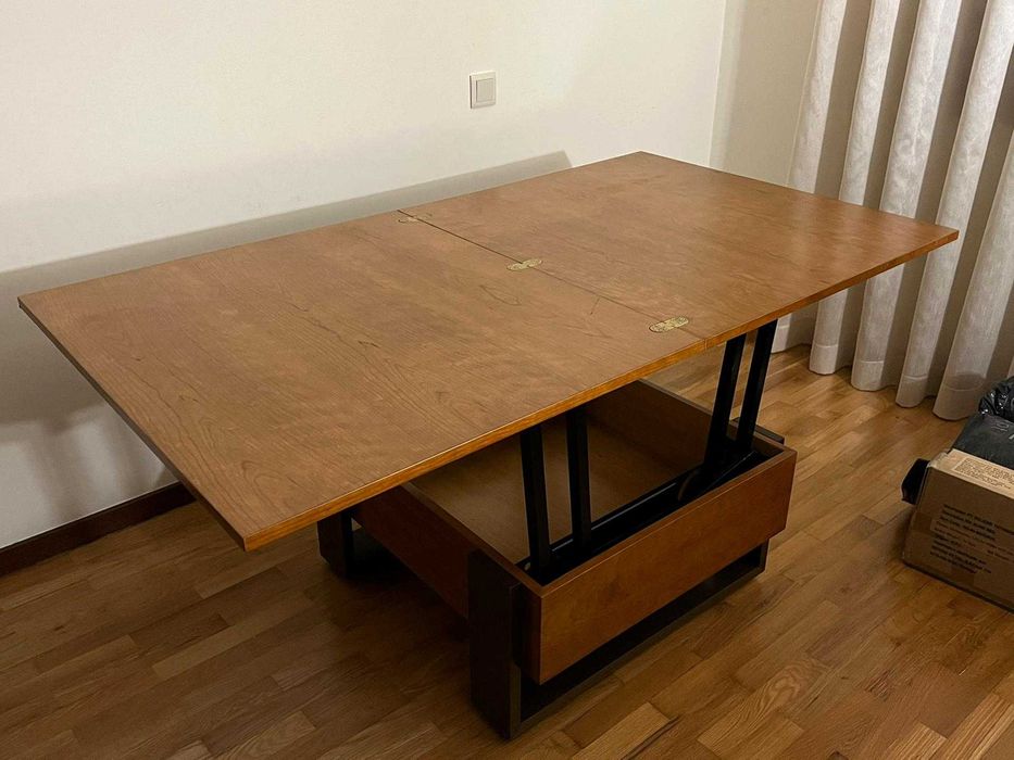 Espetacular mesa de centro que se transforma numa mesa de refeição.