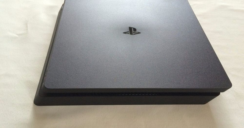 PS4 Slim 1TB como nova desbloqueada