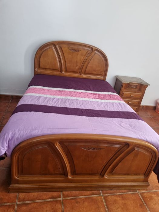 Cama, comoda, 2 mesinhas de cabeceira