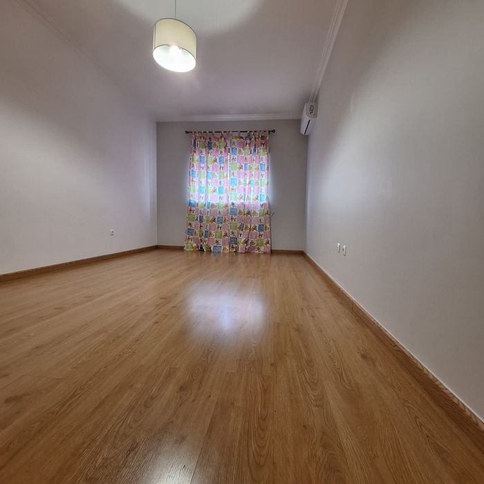 Apartamento T-2 +1,predio com elevador, piscina, zoma churrasco, park