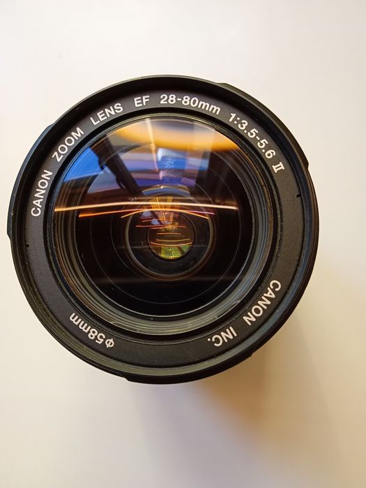 A objetiva Canon está como nova.