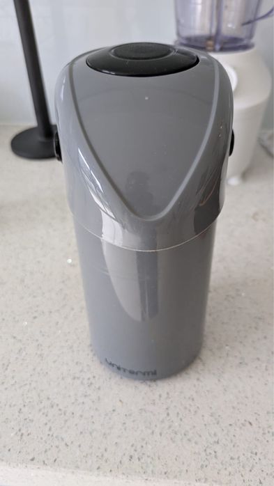 Garrafa térmica de pressionar