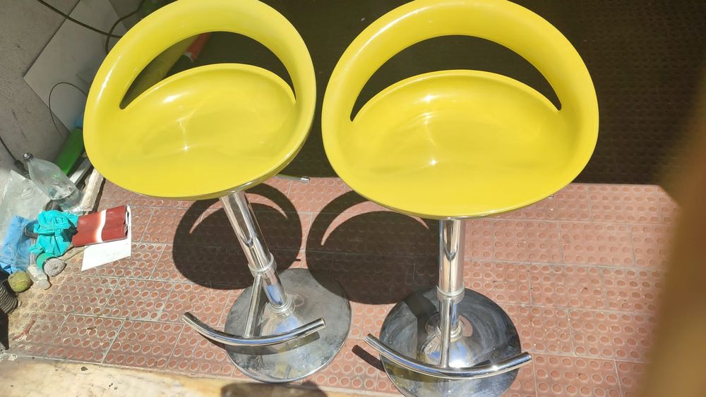 Dois bancos de pé alto