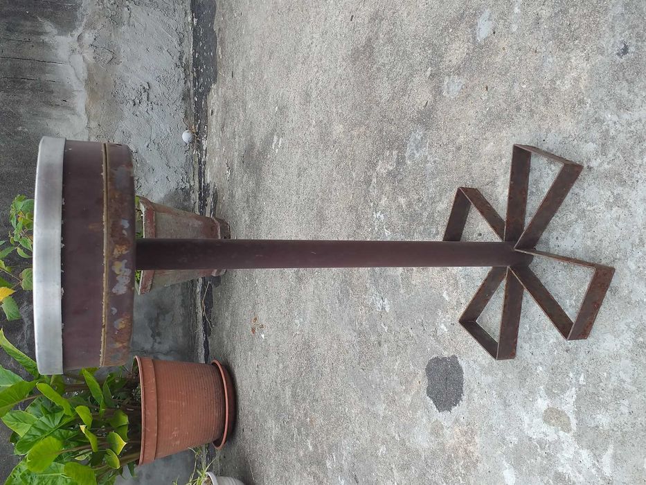 Cinzeiro de pé antigo