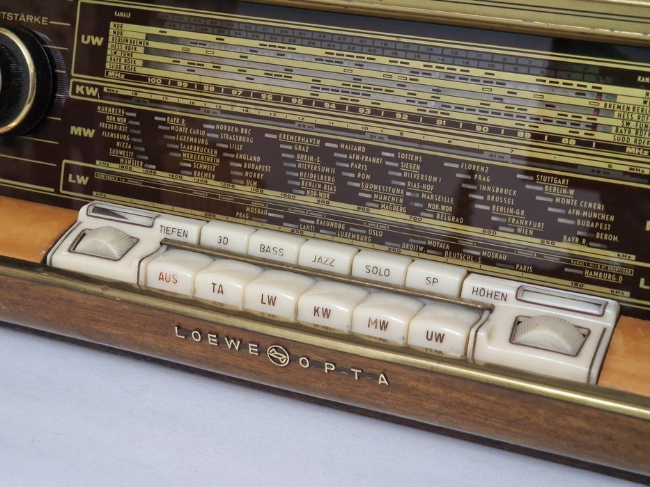 Rádio antigo reparado Loewe-Opta