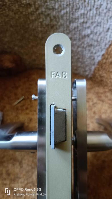 zamek do drzwi wewnętrznychz klamką osłonami