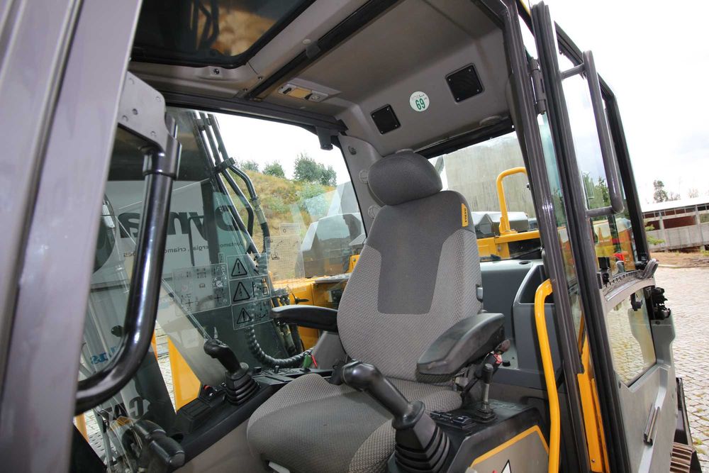 Escavadora Giratória de Rastos  VOLVO EC140EL – TOTALMENTE RECONDICIONADA – GARANTIA 12 MESES / 1.000 HORAS